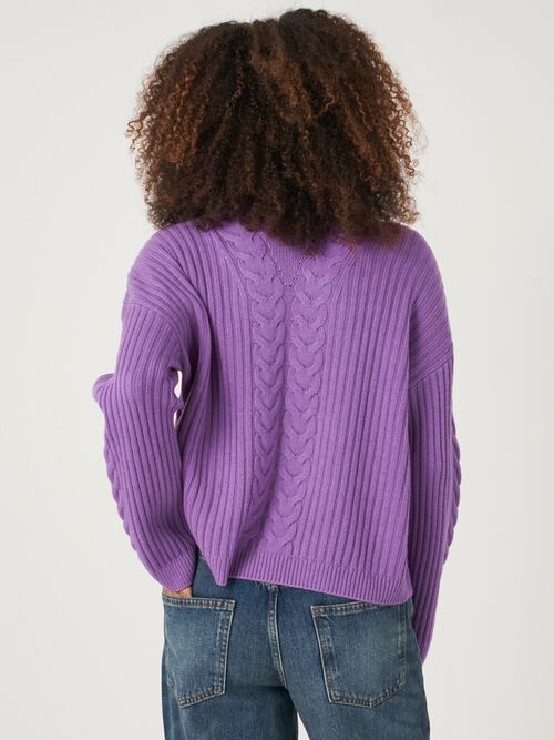 Geribde trui met hoge kraag en kabel detail