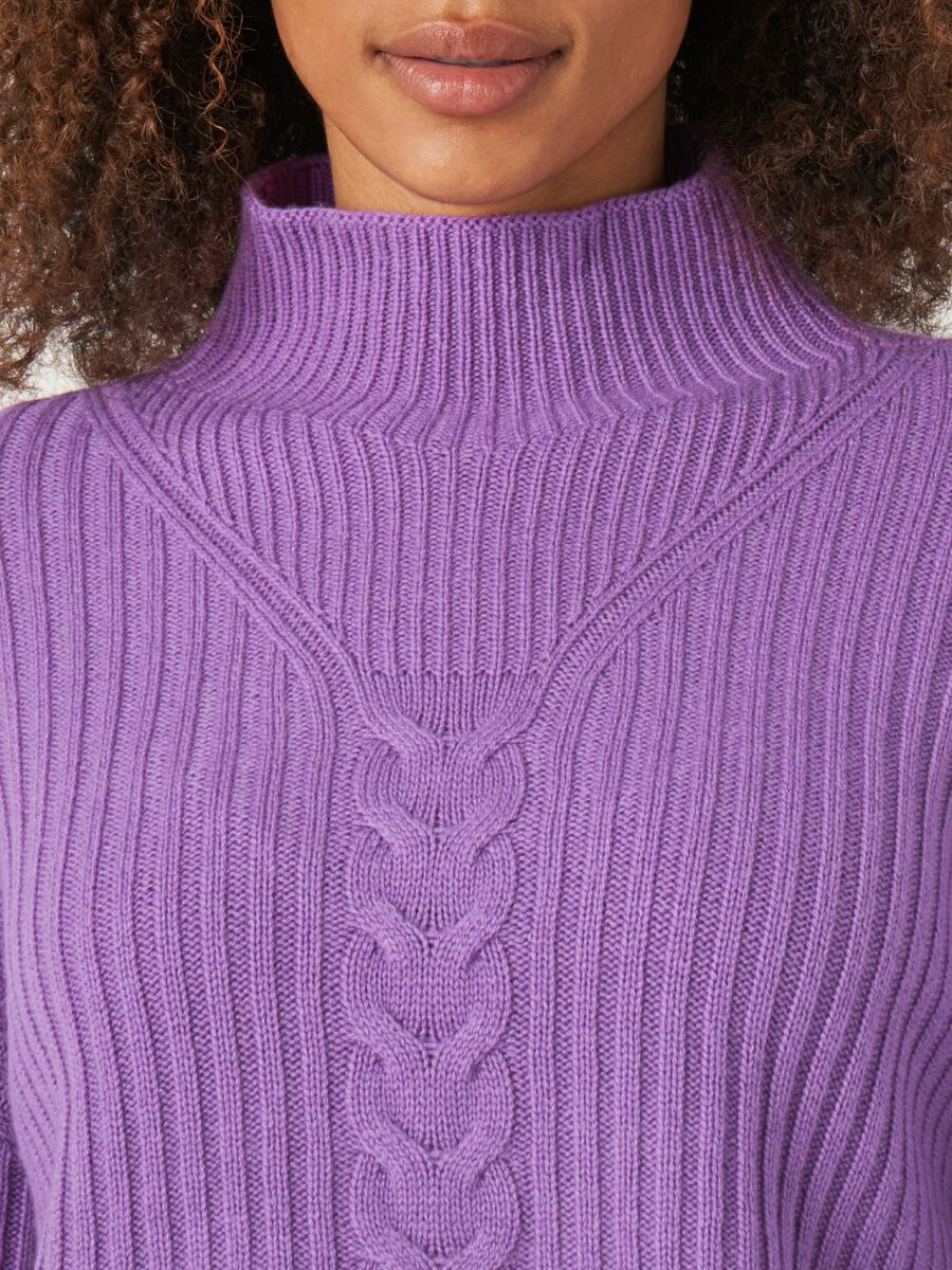 Geribde trui met hoge kraag en kabel detail image number 2
