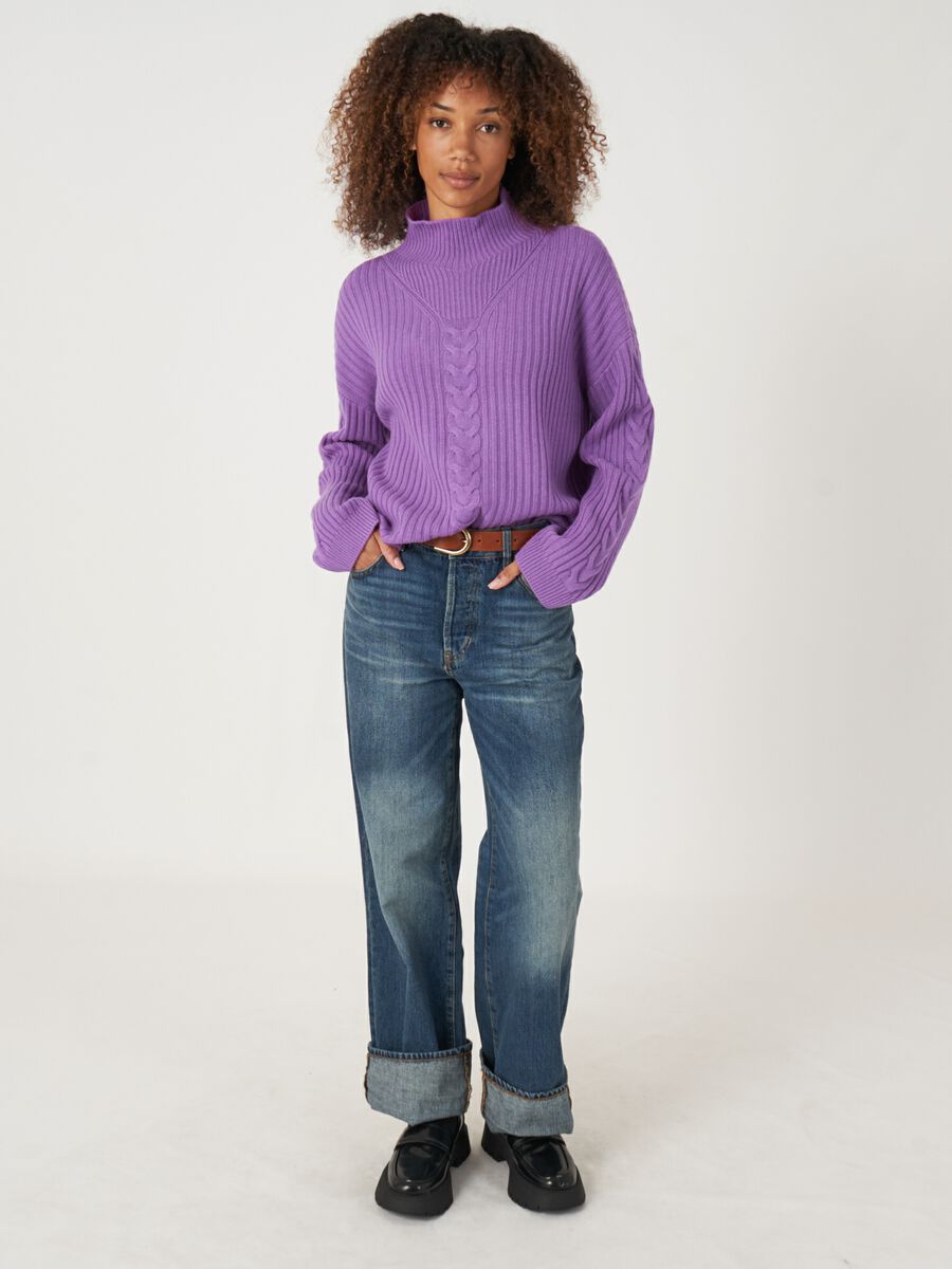 Geribde trui met hoge kraag en kabel detail image number 4