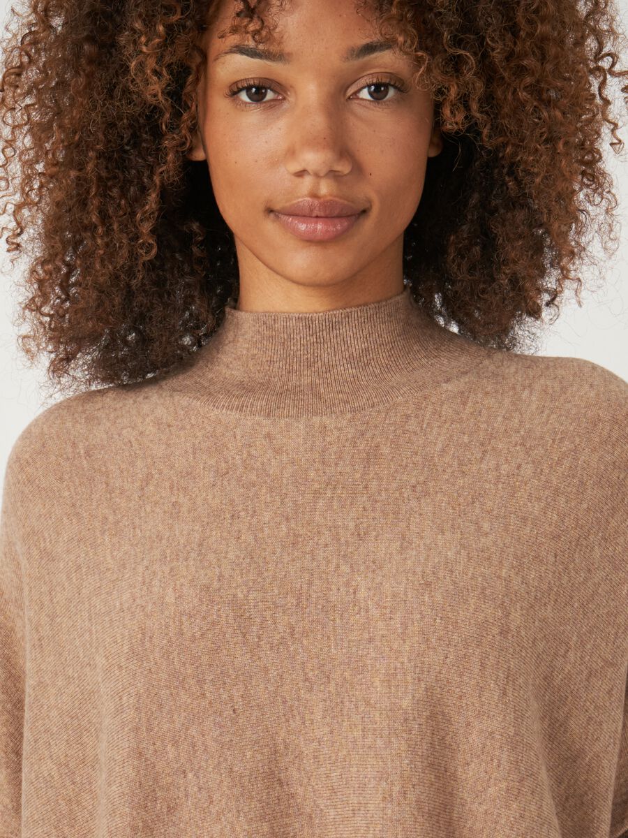 Poncho pull ample &agrave; col montan image number 3