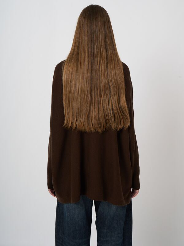 Oversized Organic Cashmere-Blend Sweater with Stand Collar image number 4