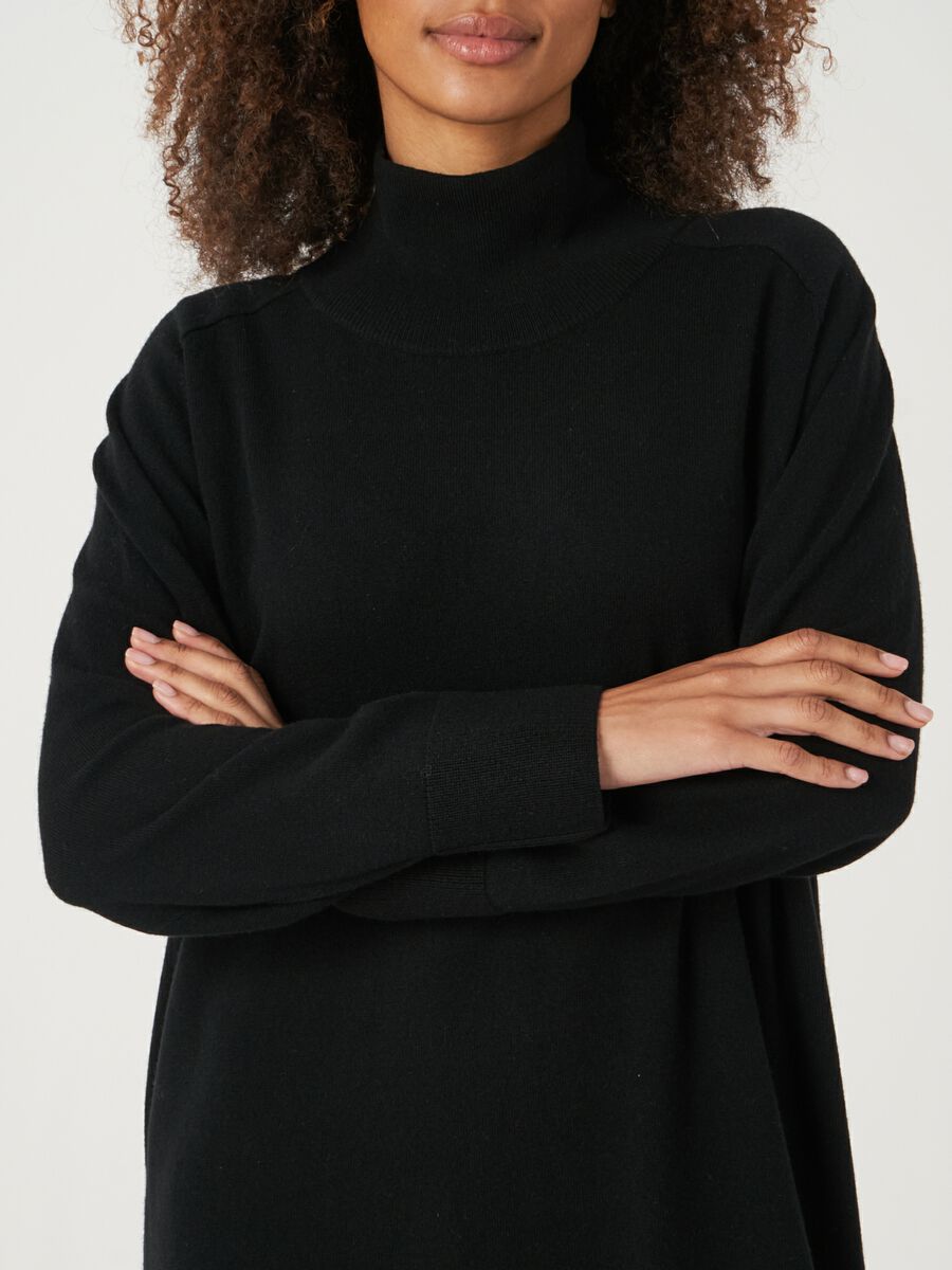 Locker gestricktes Kleid mit geripptem Stehkragen  aus Kaschmirmischung image number 2