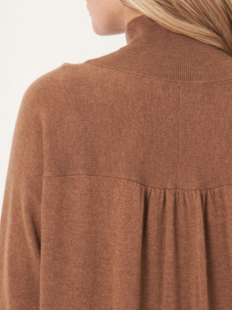 Robe pull ample en tricot avec col montant côtelé en cachemire mélangé image number 3