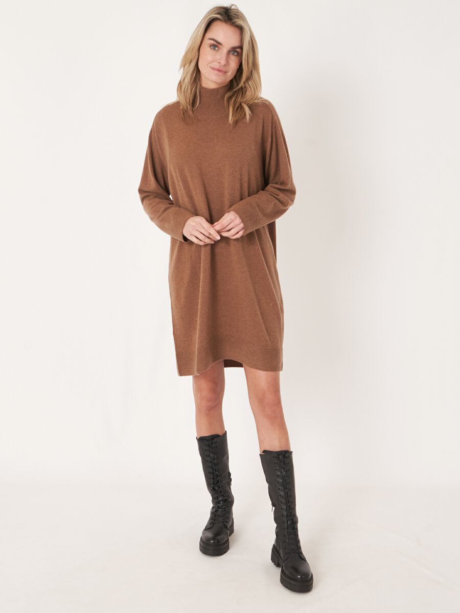 Robe pull ample en tricot avec col montant côtelé en cachemire mélangé image number 4