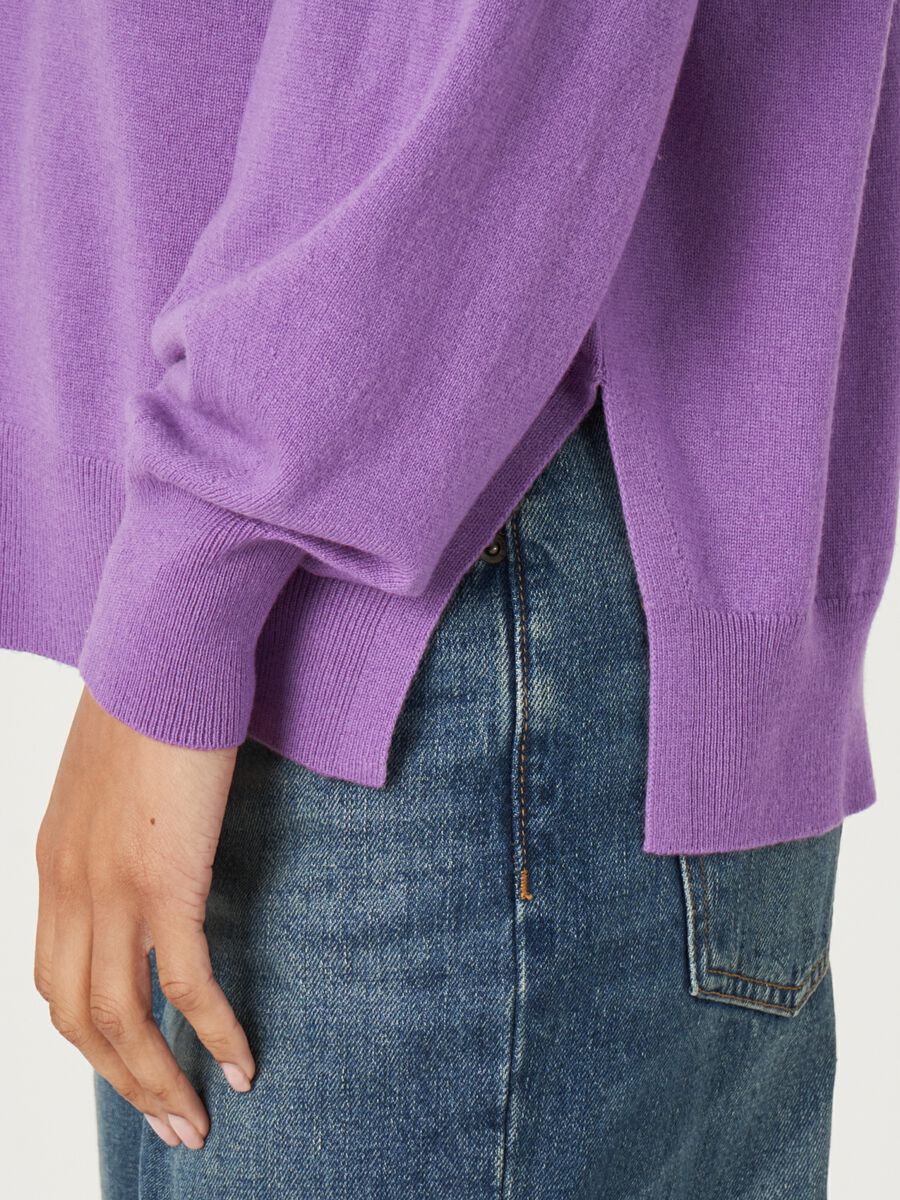 Fine knit V-neck jumper with side slits image number 2