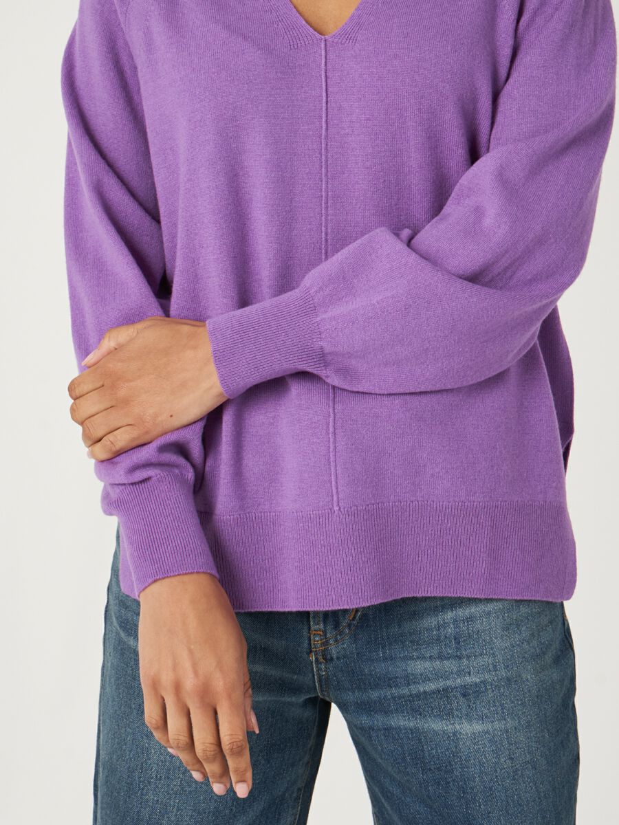 Fine knit V-neck jumper with side slits image number 3