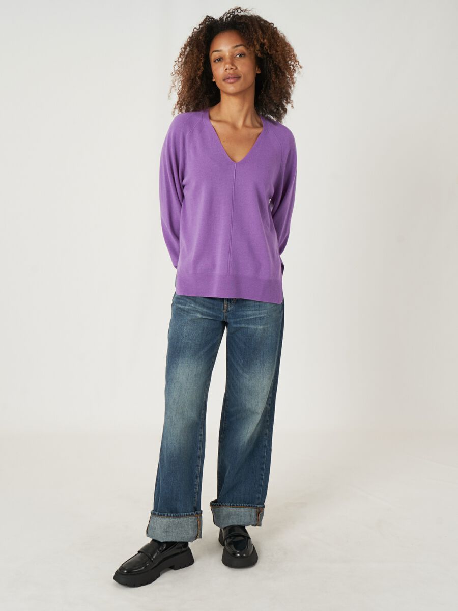 Fine knit V-neck jumper with side slits image number 5