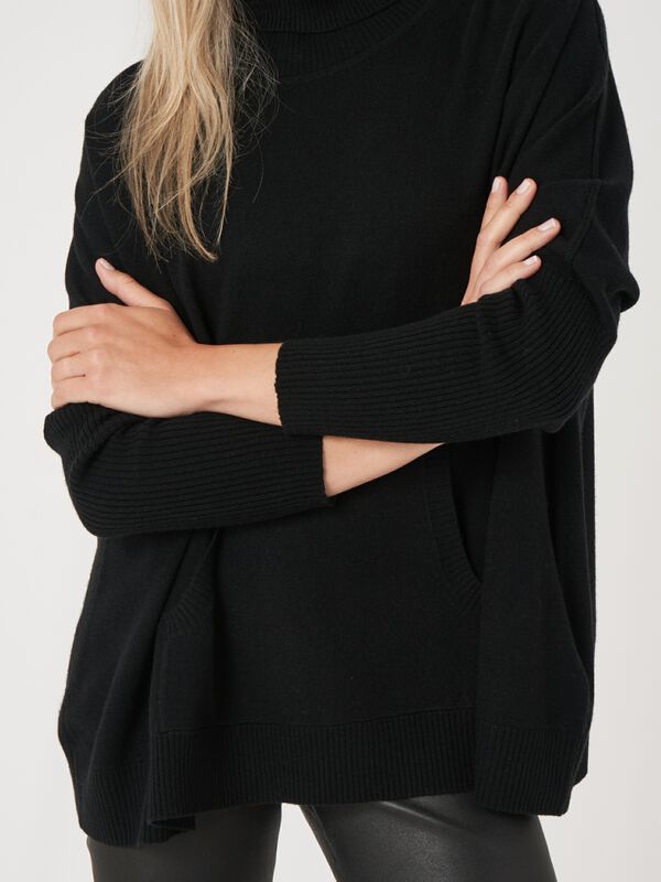 Pull à col roulé et poche kangourou en cachemire mélangé  image number 2