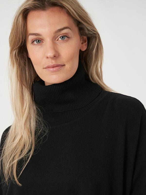 Pull à col roulé et poche kangourou en cachemire mélangé  image number 3