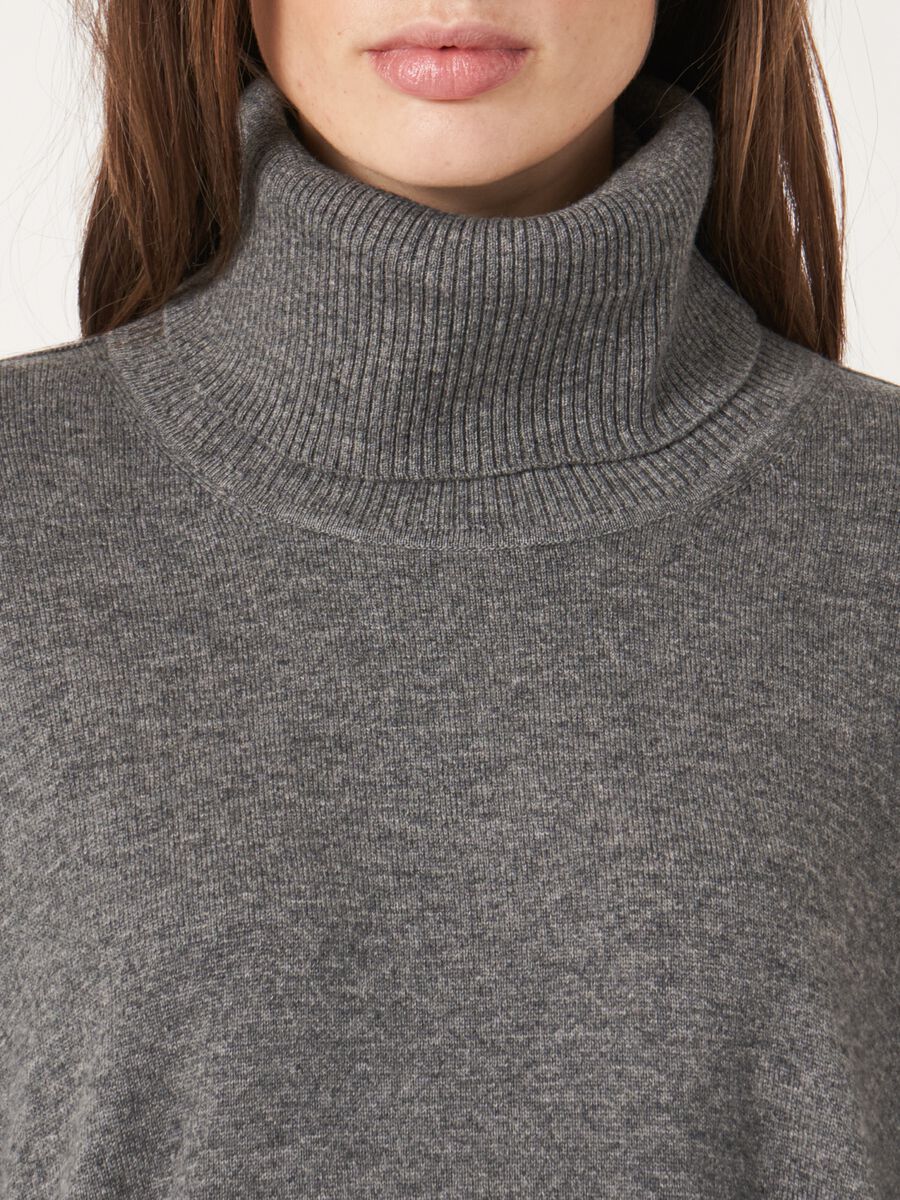 Pull à col roulé et poche kangourou en cachemire mélangé  image number 2