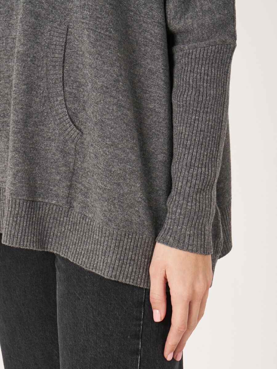 Pull à col roulé et poche kangourou en cachemire mélangé  image number 3