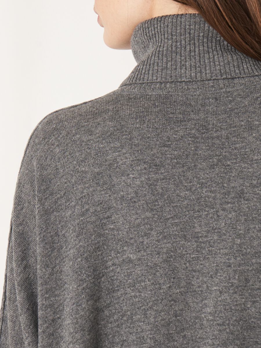 Pull à col roulé et poche kangourou en cachemire mélangé  image number 4