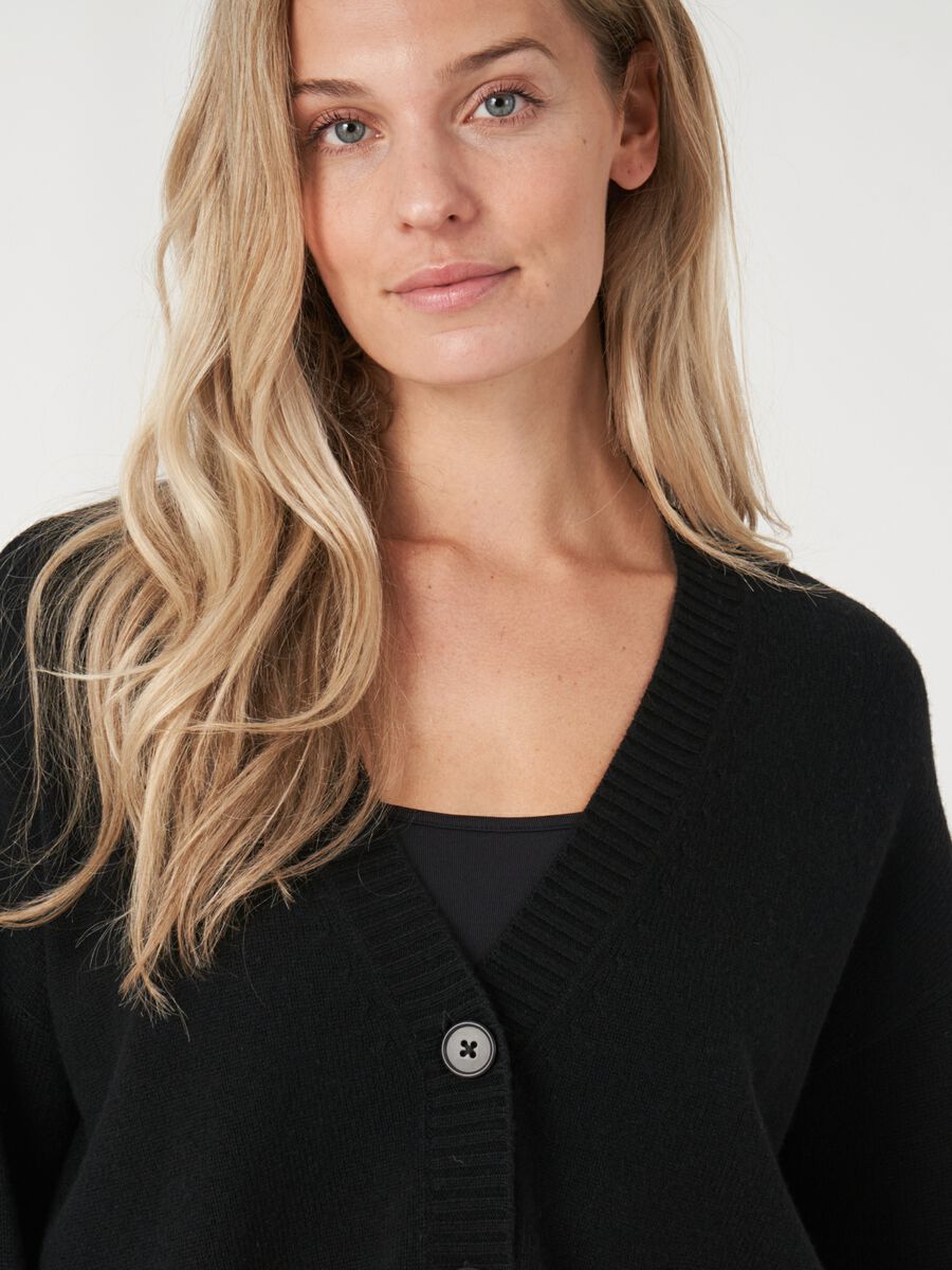 Strickjacke mit Vordertasche und weiten &Auml;rmeln mit Rippendetail image number 4