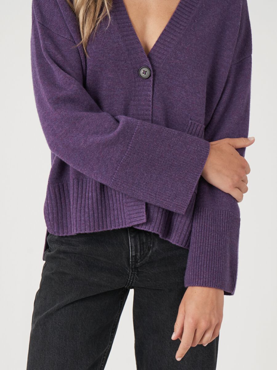 Strickjacke mit Vordertasche und weiten &Auml;rmeln mit Rippendetail image number 16