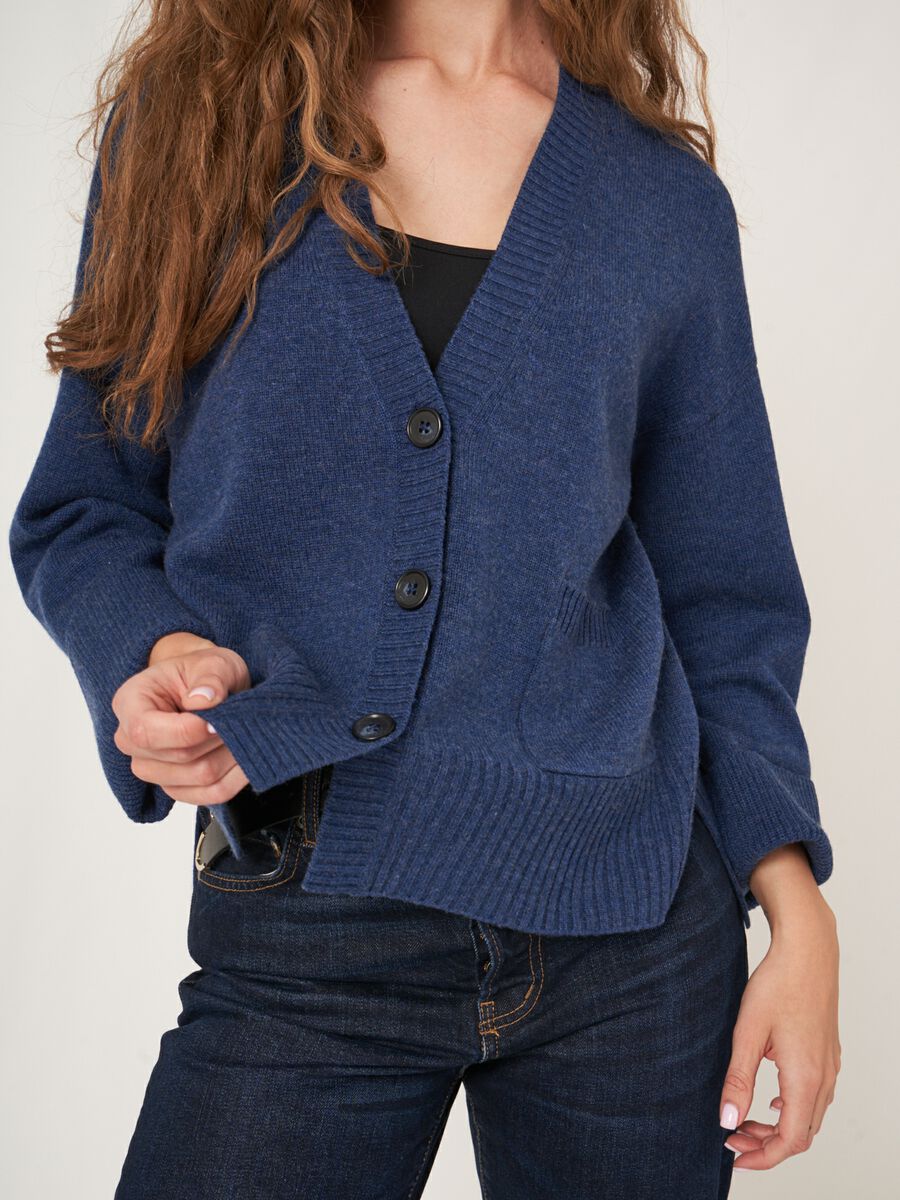 Strickjacke mit Vordertasche und weiten &Auml;rmeln mit Rippendetail image number 22