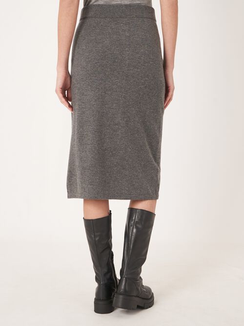 Jupe cachemire en maille fine avec fente sur le devant