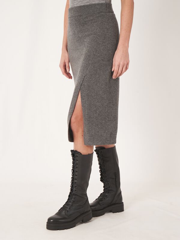 Jupe cachemire en maille fine avec fente sur le devant image number 2