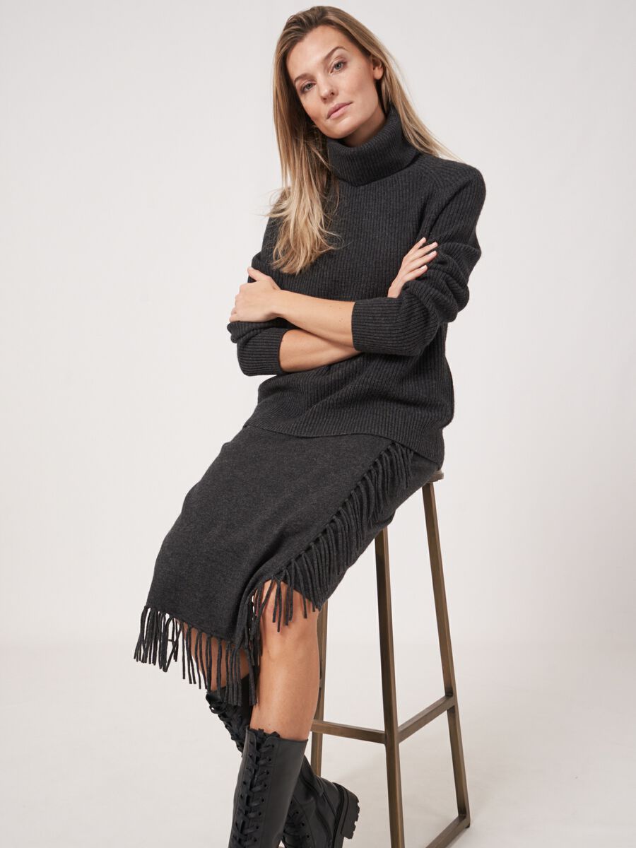 Knitted cashmere blend skirt with fringes image number 1
