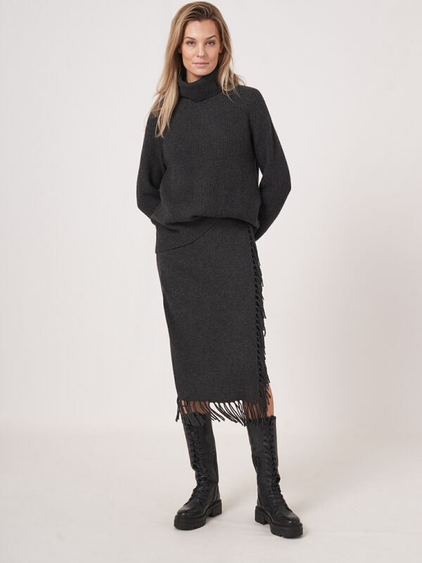 Knitted cashmere blend skirt with fringes image number 4