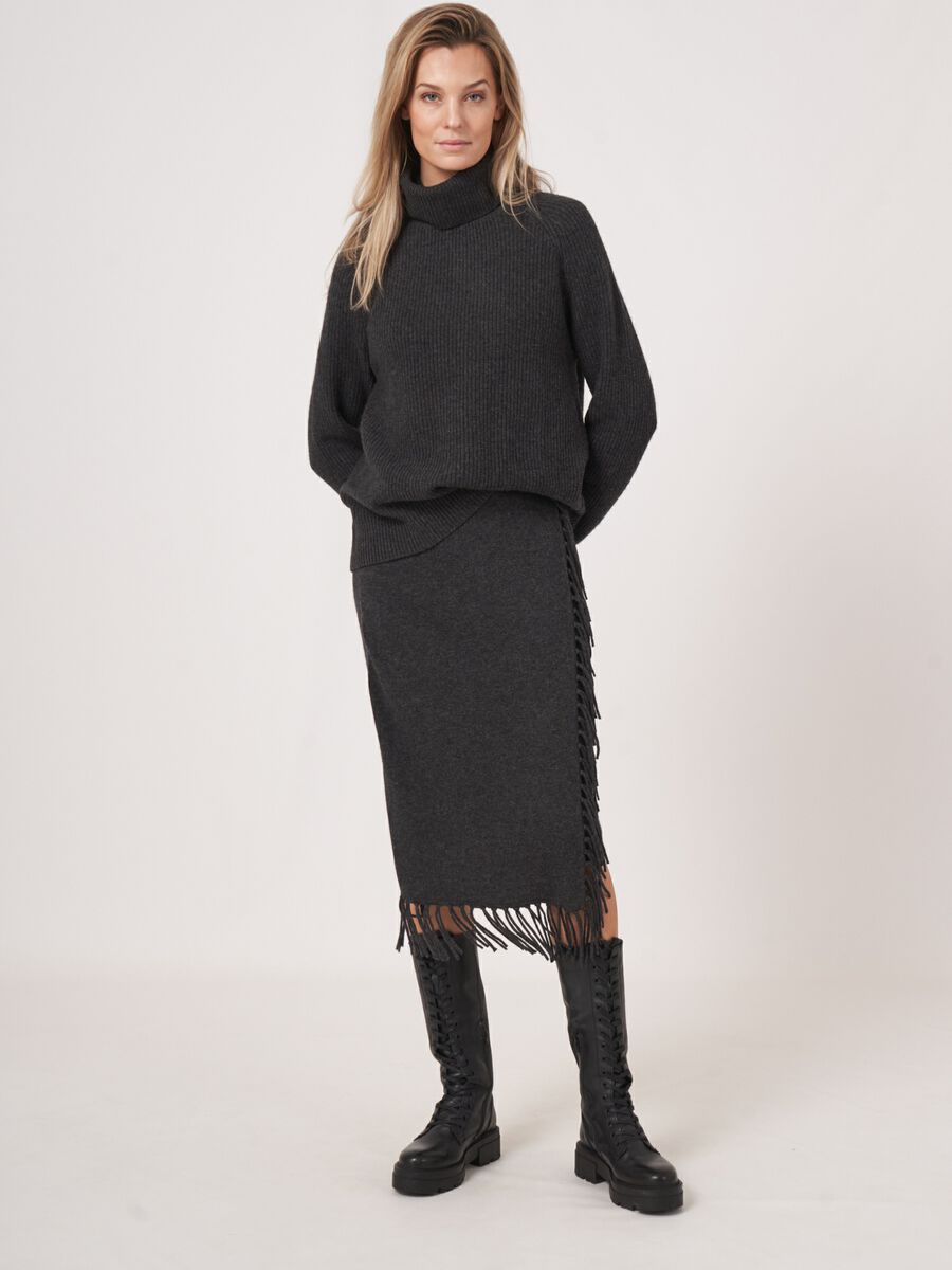 Knitted cashmere blend skirt with fringes image number 4