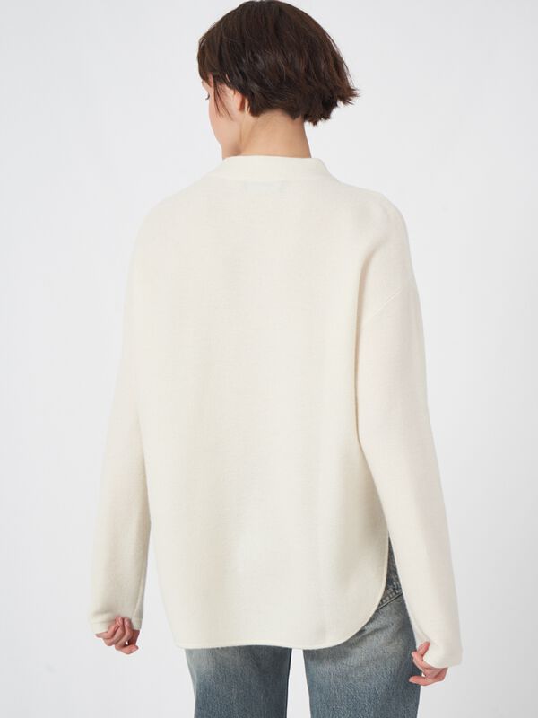 Fijngebreide trui met ronde zoom image number 4