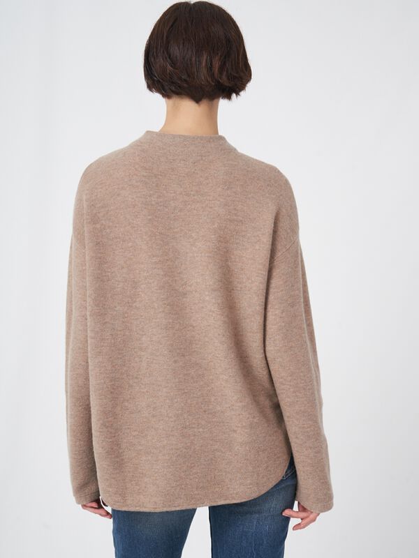 Fijngebreide trui met ronde zoom image number 3