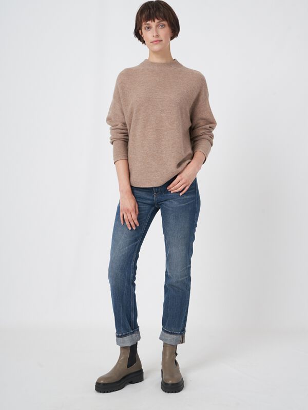 Fijngebreide trui met ronde zoom image number 2