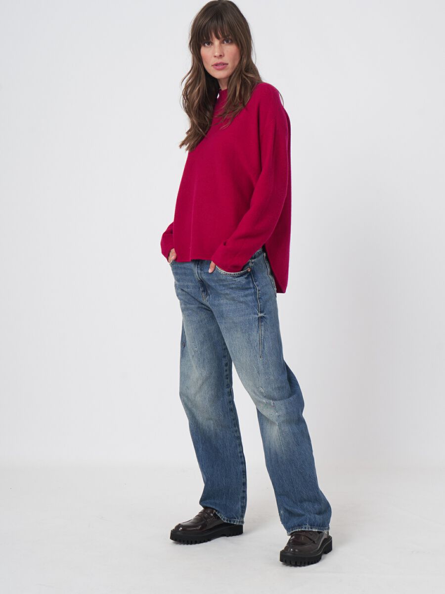 Fein texturierter Strickpullover mit rundem Saum image number 4