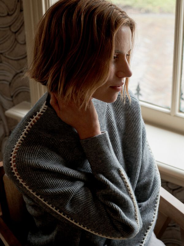 Cashmere mix ribgebreide trui met gehaakte details op de mouwen image number 8