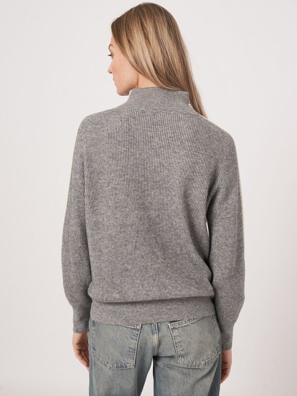 Cashmere mix ribgebreide trui met gehaakte details op de mouwen image number 2
