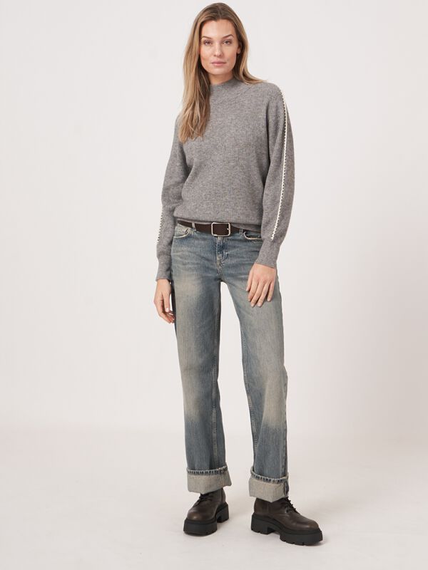 Cashmere mix ribgebreide trui met gehaakte details op de mouwen image number 5