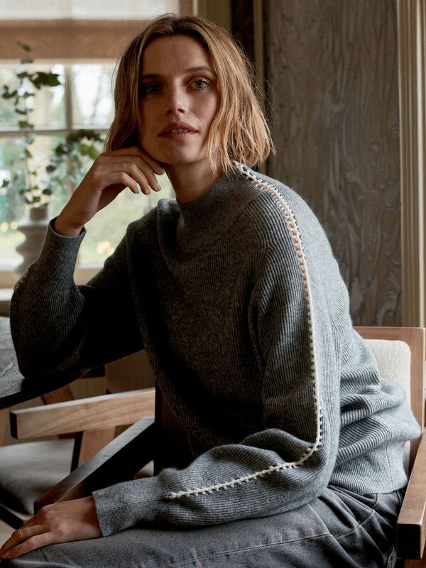 Cashmere mix ribgebreide trui met gehaakte details op de mouwen image number 6