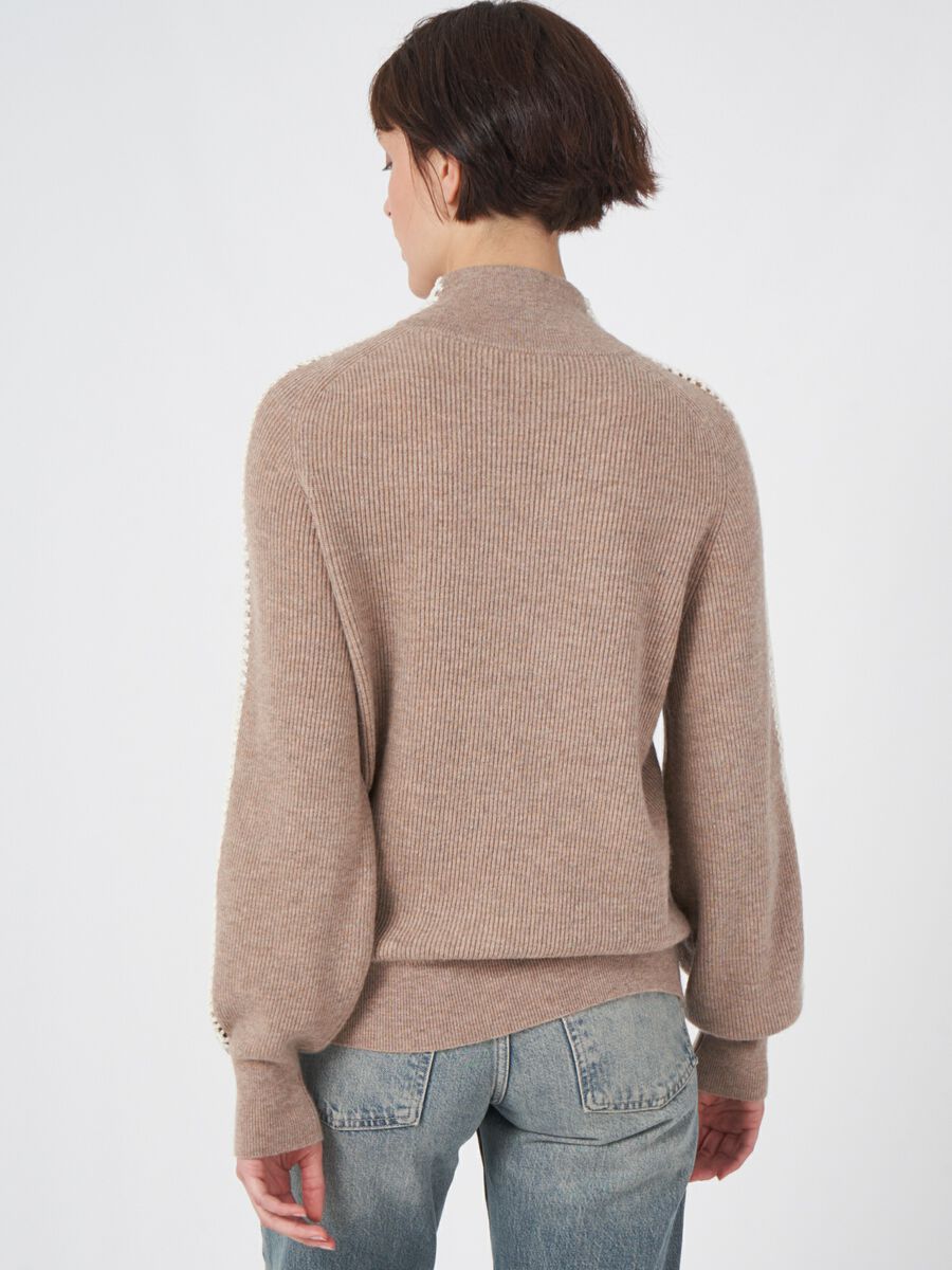 Cashmere mix ribgebreide trui met gehaakte details op de mouwen image number 4