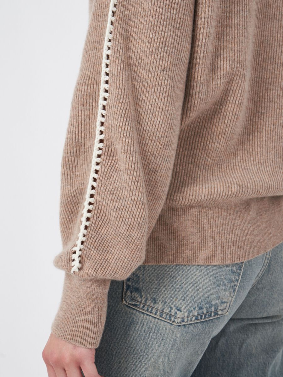 Cashmere mix ribgebreide trui met gehaakte details op de mouwen image number 3
