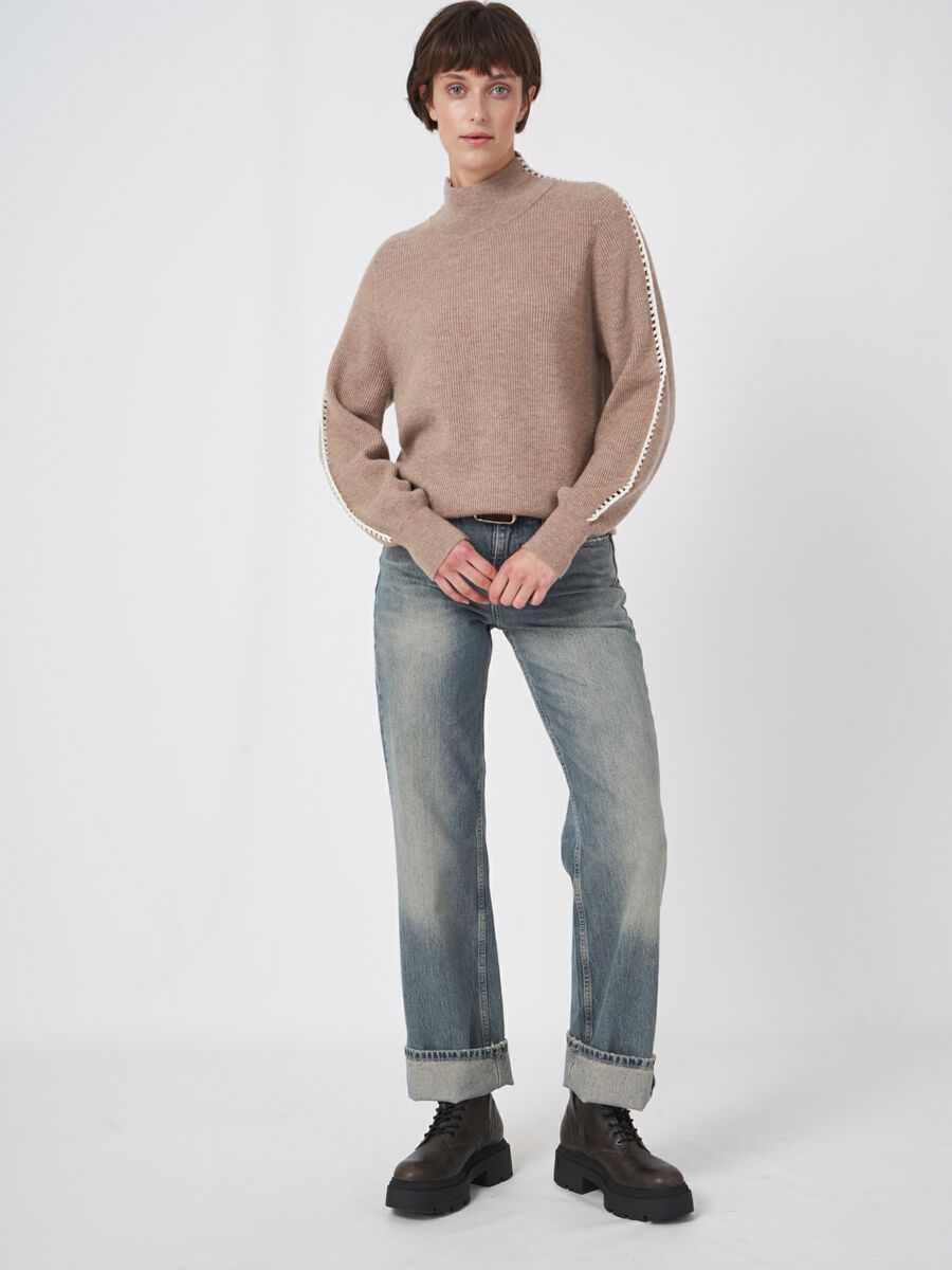 Cashmere mix ribgebreide trui met gehaakte details op de mouwen image number 2