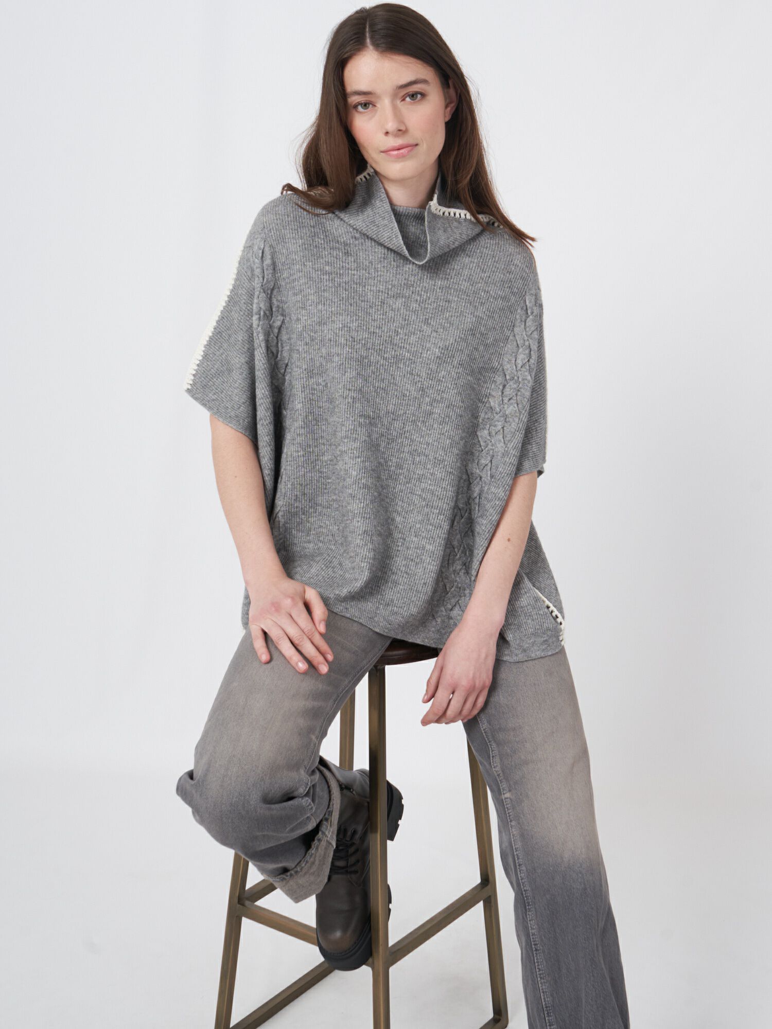 Poncho met gehaakte details en kabelpatroon van cashmere mix