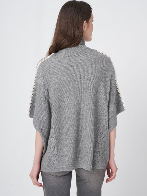 Poncho met gehaakte details en kabelpatroon van cashmere mix image number 3