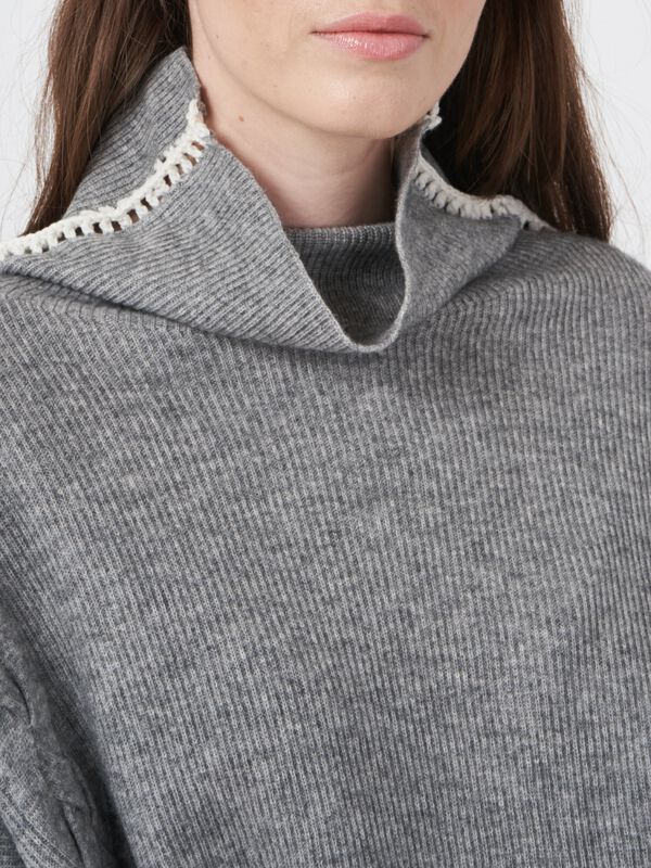 Poncho met gehaakte details en kabelpatroon van cashmere mix image number 2