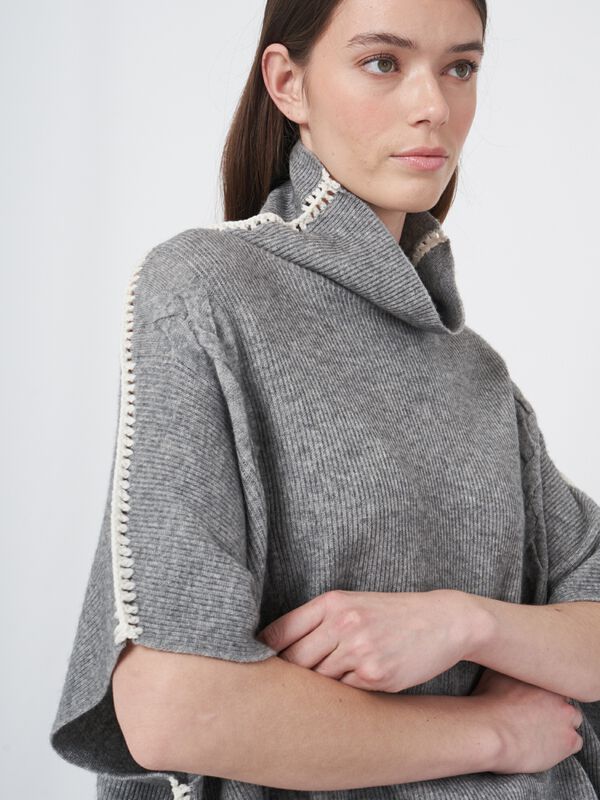 Poncho met gehaakte details en kabelpatroon van cashmere mix image number 1