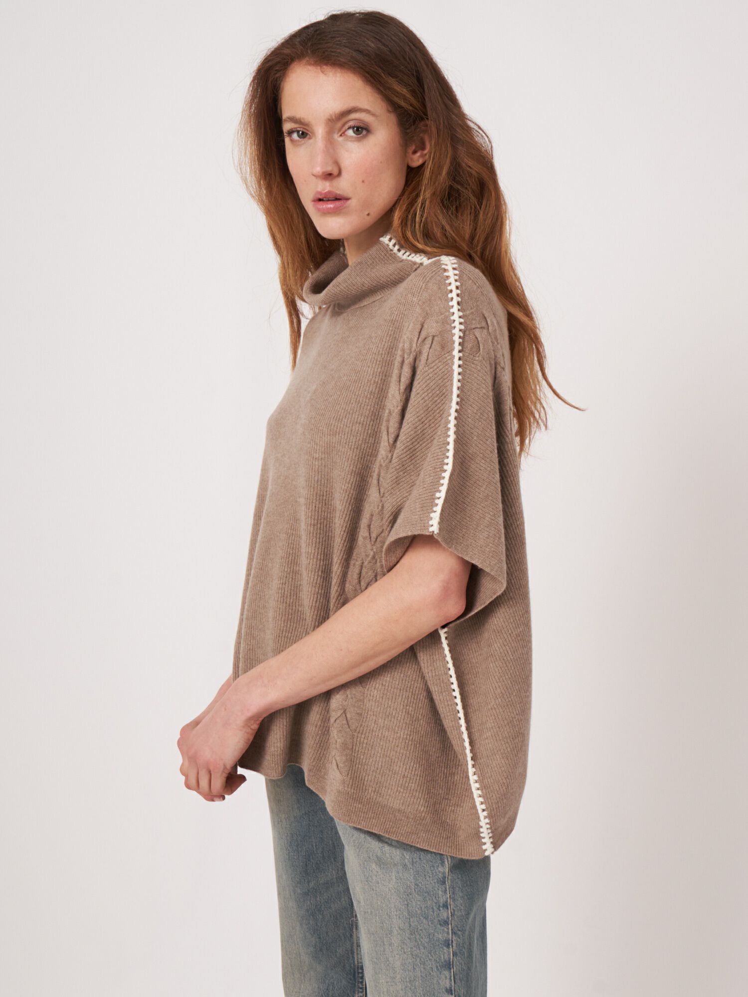 Poncho met gehaakte details en kabelpatroon van cashmere mix