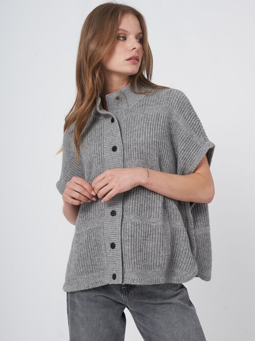 Rippenstrick-Poncho mit Druckknöpfen aus Kaschmir-Mischung 