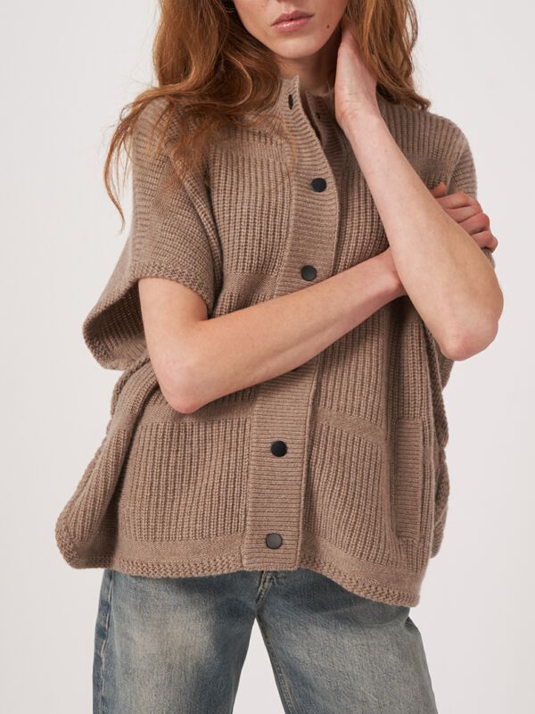 Poncho met drukknopen en verschillende geribde texturen image number 2