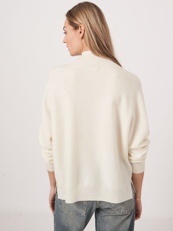 Trui met hoge kraag van cashmere mix naadloos gebreid image number 3