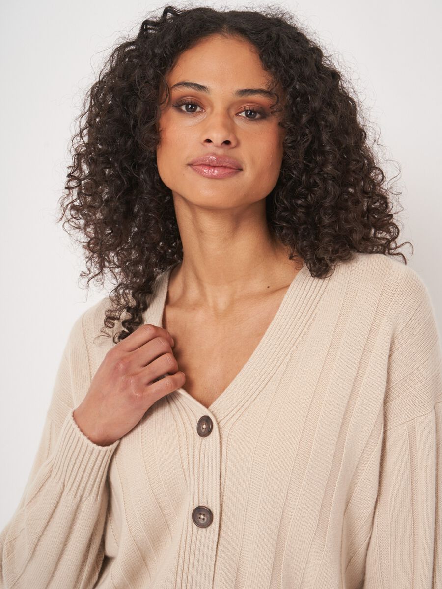 V-hals vest van kasjmiermix met ribstructuur image number 3