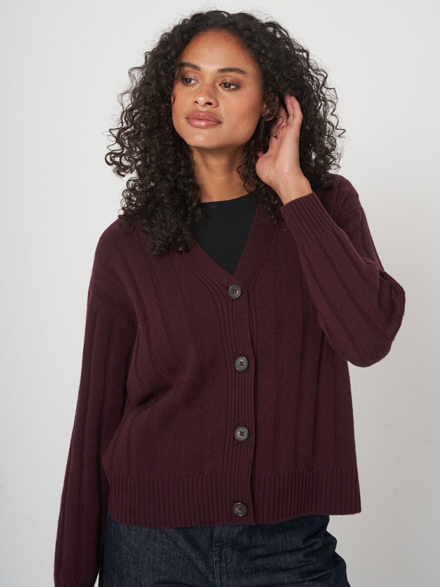 Lockere Strickjacke mit V-Ausschnitt und Rippstruktur image number 1