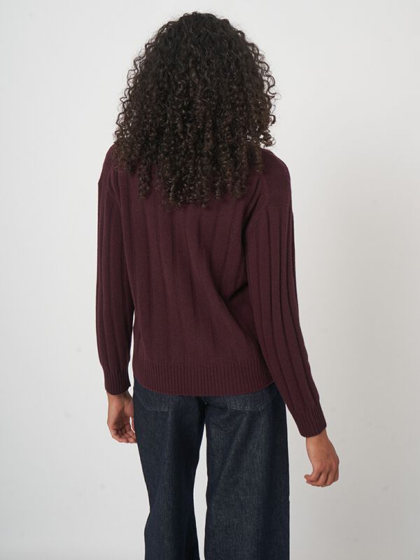 V-hals vest van kasjmiermix met ribstructuur image number 3