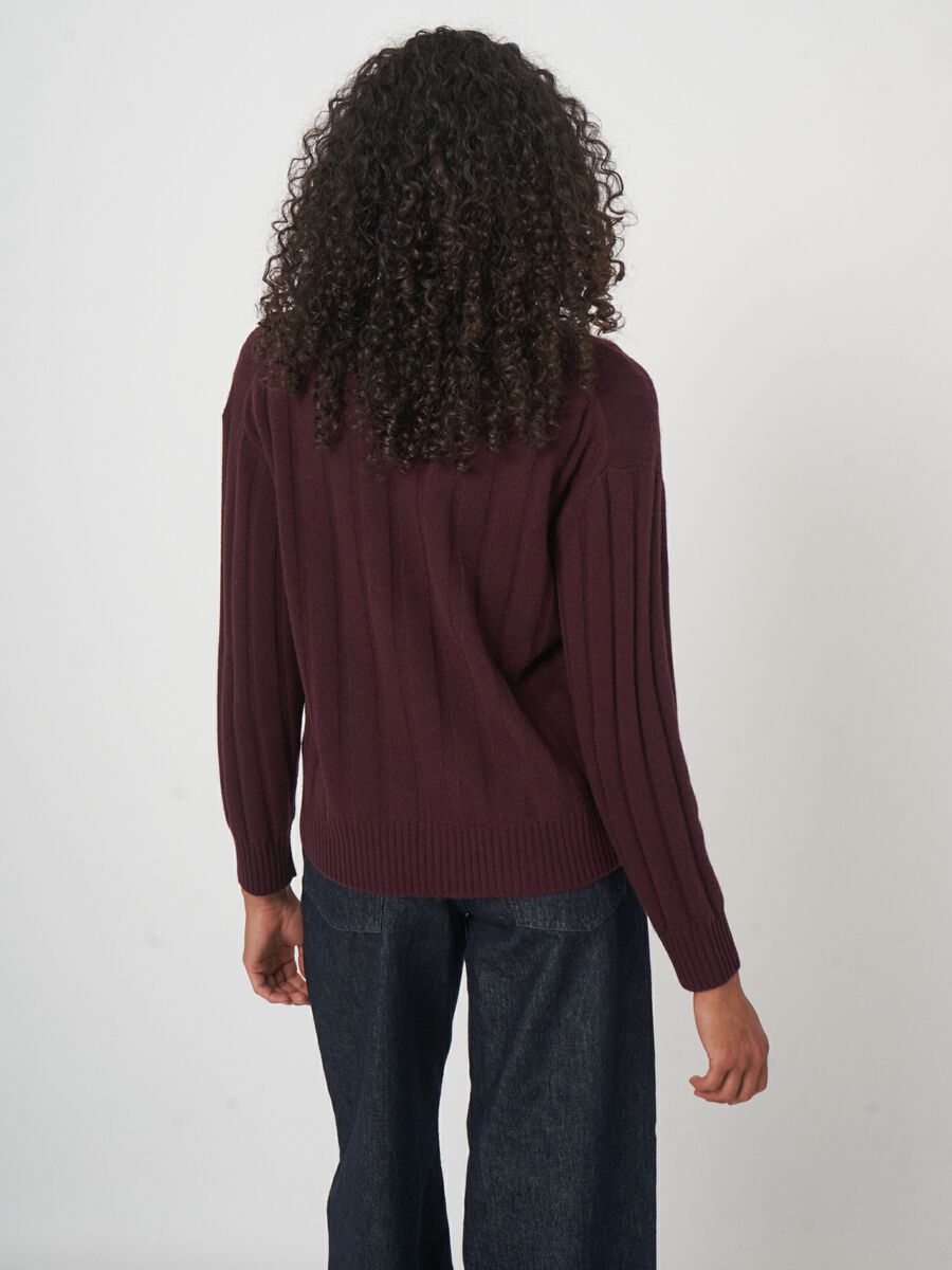 Lockere Strickjacke mit V-Ausschnitt und Rippstruktur image number 3