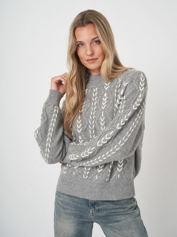 Organische kasjmier trui met kabelpatroon & borduurdetails image number 0