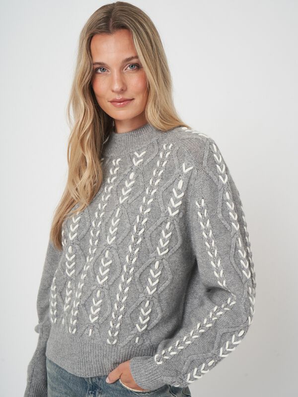 Organische kasjmier trui met kabelpatroon & borduurdetails image number 2