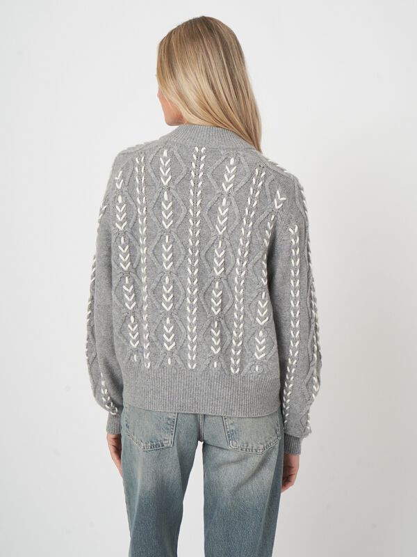 Organische kasjmier trui met kabelpatroon & borduurdetails image number 3